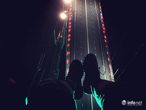 Đà Nẵng: Nửa đêm leo dây cáp lên đỉnh cầu Thuận Phước... chụp ảnh! - ảnh 1