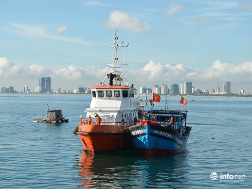 Cứu 6 ngư dân trên tàu sắp chìm tại vùng biển phía Tây Hoàng Sa - ảnh 1