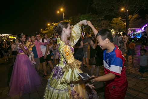 Du khách đến Đà Nẵng tăng gần 50% trong dịp pháo hoa quốc tế DIFF 2017 - ảnh 3