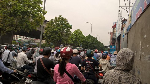 Hà Nội: Muôn kiểu tranh thủ lúc tắc đường - ảnh 2