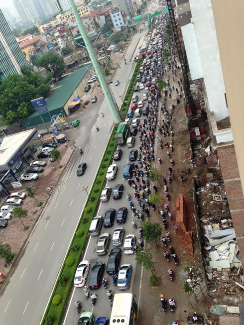 Hà Nội: Muôn kiểu tranh thủ lúc tắc đường - ảnh 8