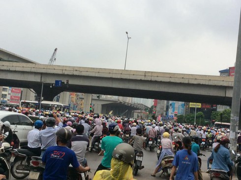 Hà Nội: Muôn kiểu tranh thủ lúc tắc đường - ảnh 1