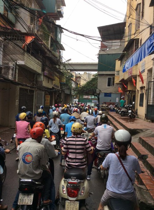 Hà Nội: Muôn kiểu tranh thủ lúc tắc đường - ảnh 5