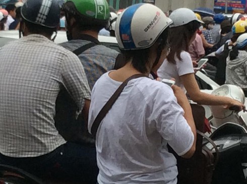 Hà Nội: Muôn kiểu tranh thủ lúc tắc đường - ảnh 6