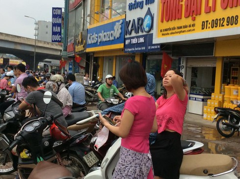 Hà Nội: Muôn kiểu tranh thủ lúc tắc đường - ảnh 7