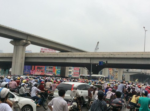 Hà Nội: Muôn kiểu tranh thủ lúc tắc đường - ảnh 4