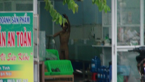 Đối tượng “ngáo đá” tự lấy dao kề vào cổ mình - ảnh 1