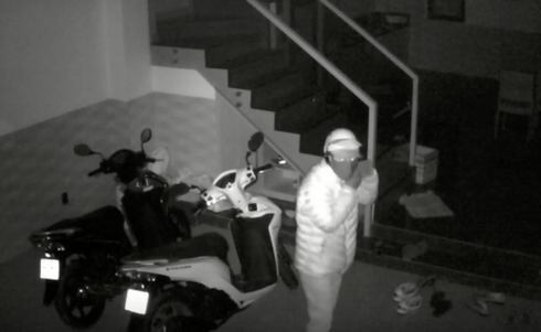 Camera ghi cảnh trộm vào nhà như chốn không người - ảnh 4