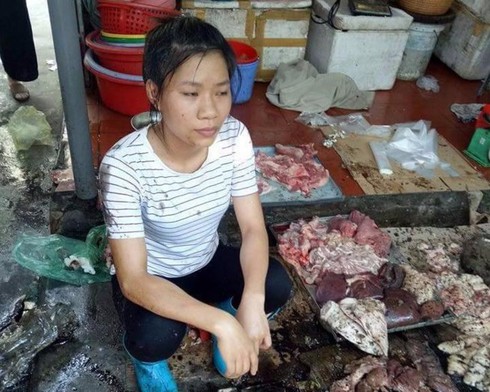 Xác minh hai người phụ nữ đổ chất thải lên thịt lợn - ảnh 1