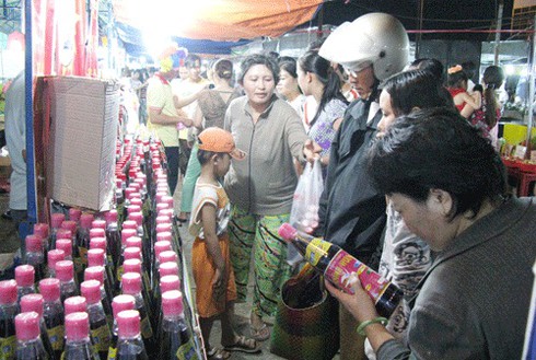 Nhộn nhịp tại phiên chợ hàng Việt tổ chức ở huyện Chợ Lách.