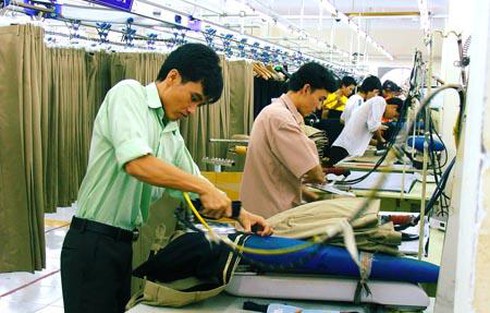 Doanh nghiệp dệt may Việt Nam đang nỗ lực giảm dần gia công cho xuất khẩu, tự xây dựng thương hiệu, khẳng định năng lực kinh doanh của mình.