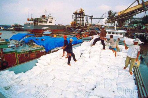 Xuất khẩu gạo tại cảng Trà Nóc (Cần Thơ).