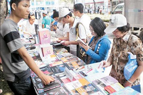Nhiều bạn đọc đến với hội sách.