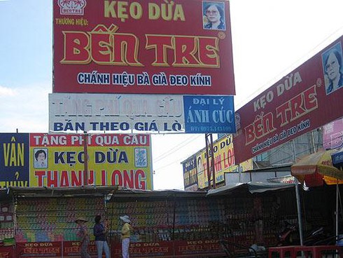 Những gian hàng bán sản phẩm kẹo dừa Bến Tre-