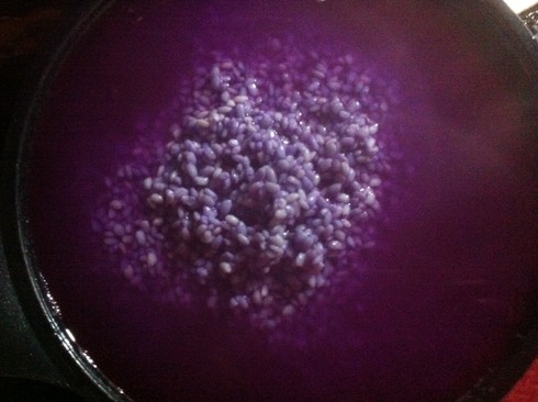 Cách nấu xôi tím lá cẩm cúng Ông Công Ông Táo đẹp mắt - ảnh 3