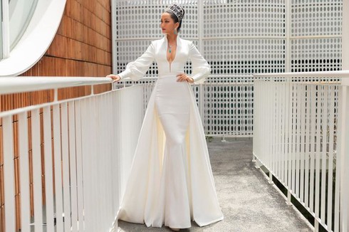 Chỉ trong vòng hai ngày, H'Hen niê đã bị dính phốt tới hai chiếc váy. Trước đó một ngày, bộ cánh trắng diện trong ngày sơ tuyển Hoa hậu Hoàn vũ Việt Nam 2019 cũng bị cho là hàng nhái.