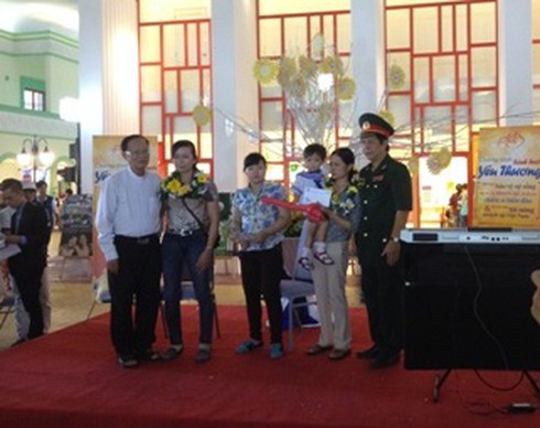 San sẻ yêu thương với con em chiến sỹ biển đảo đau ốm, khuyết tật - ảnh 1