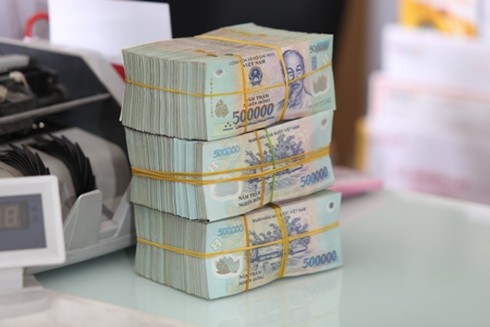 Nộp tiền mặt vào ngân hàng sẽ bị đánh phí - ảnh 1