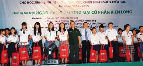 Kienlongbank trao học bổng cho con em cựu chiến binh - ảnh 1