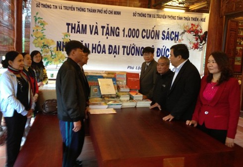 Tặng sách cho Nhà văn hóa Đại tướng Lê Đức Anh - ảnh 1