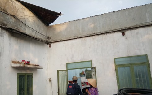 Gia Lai: Mưa đá kèm lốc xoáy khiến nhiều nhà tốc mái, cây đổ ngổn ngang - ảnh 3