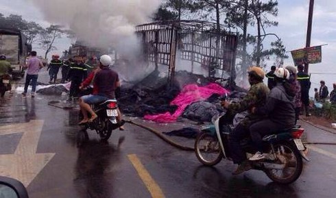 Đắk Lắk: Xe chở vải bốc cháy ngùn ngụt, tài xế nhảy xuống đường thoát thân - ảnh 1