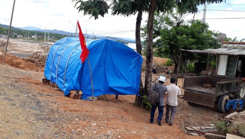 Kon Tum: Cán bộ bị chém vào đầu khi vận động tháo dỡ công trình vi phạm - ảnh 1