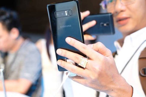 Giá smartphone tăng cao nhất trong lịch sử, người mua vẫn không giảm - ảnh 1