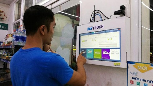 Ra cửa hàng tiện lợi mua vé xem phim, vé máy bay… - ảnh 1