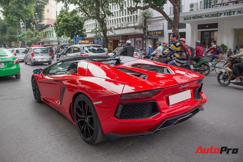 Chán phong cách Dubai, Lamborghini Aventador Roadster về màu nguyên bản tại Hà Nội - Ảnh 4.