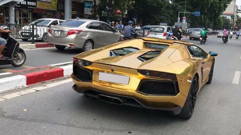 Chán phong cách Dubai, Lamborghini Aventador Roadster về màu nguyên bản tại Hà Nội - Ảnh 1.