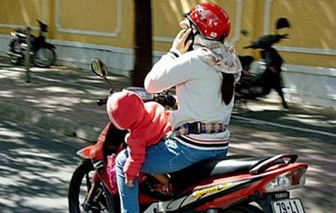 Sẽ phạt nặng người sử dụng điện thoại di động khi lái ô tô, xe máy? - ảnh 1