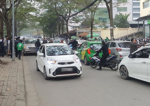 Hà Nội sẽ phạt xe Uber, Grab đi vào 13 tuyến phố cấm sau 10 ngày thí điểm - ảnh 1