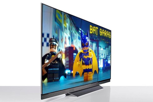 Cầu thủ Quang Hải được LG tặng tivi cao cấp OLED E7 trị giá 120 triệu đồng - ảnh 2