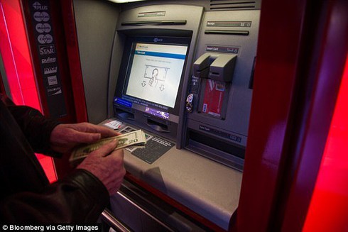 Máy ATM bị hacker tấn công, nhả tiền ào ạt - ảnh 1
