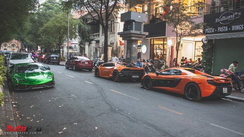 Dàn siêu xe tụ tập đêm mùng 1 Tết tại Sài Gòn - Ảnh 1.