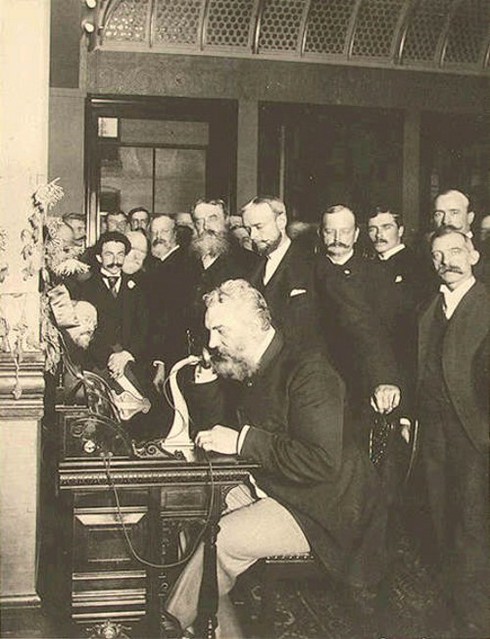 Nhà phát minh Alexander Graham Bell đang chuẩn bị thực hiện cuộc gọi điện thoại đầu tiên vào năm 1892. Ảnh: Library of Congress.