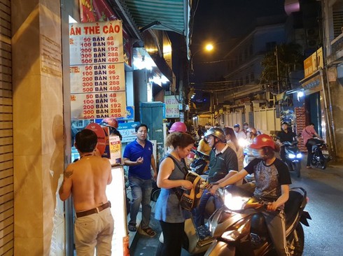 Đổ xô đi mua thẻ cào điện thoại, nhiều cửa hàng không đủ bán - ảnh 1