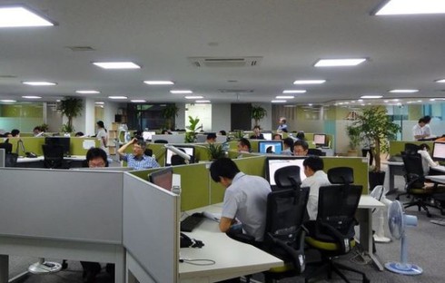 Hàn Quốc tắt máy tính vào 8h tối để chống nhân viên làm thêm giờ - ảnh 1