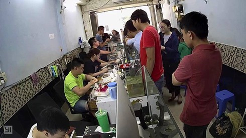 Mùa World Cup, nhiều người mang điện thoại cũ đi bán - ảnh 1