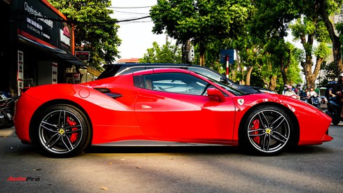 Ferrari 488 Spider kí gửi tại showroom xe cũ Hà Nội với giá ngang Mercedes-Maybach S500 - Ảnh 3.