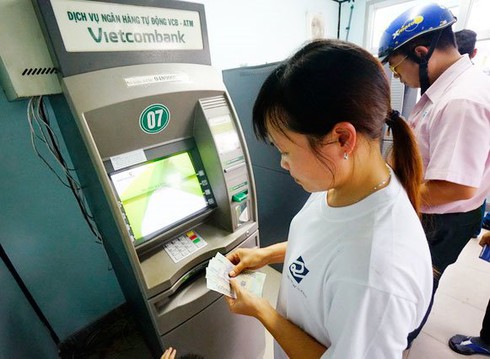 4 ngân hàng phải báo cáo Bộ Công Thương vụ đồng loạt tăng phí rút tiền qua ATM - ảnh 1