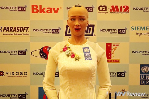 Robot Sophia trả lời phỏng vấn theo câu hỏi được “lập trình” sẵn? - ảnh 1