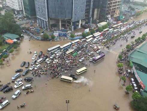 Hà Nội: Hàng loạt xe ô tô tiền tỷ chết máy giữa biển nước - ảnh 1