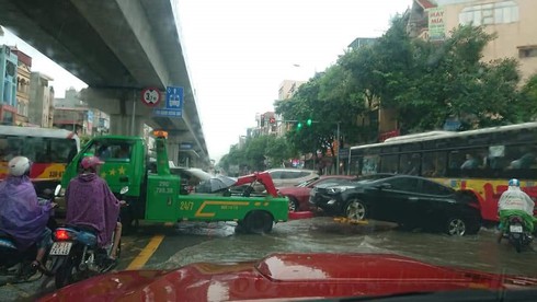 Hà Nội: Hàng loạt xe ô tô tiền tỷ chết máy giữa biển nước - ảnh 7