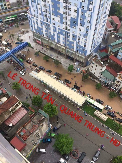 Hà Nội: Hàng loạt xe ô tô tiền tỷ chết máy giữa biển nước - ảnh 2