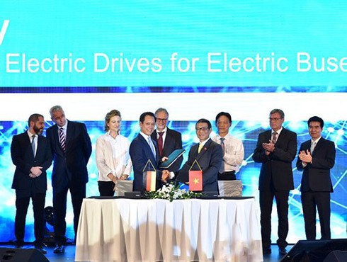 VinFast hợp tác với hãng công nghệ Đức Siemens sản xuất xe buýt điện - ảnh 1