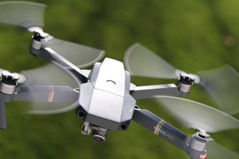Sân bay lớn “tê liệt” vì drone, 100.000 hành khách bị ảnh hưởng - ảnh 1
