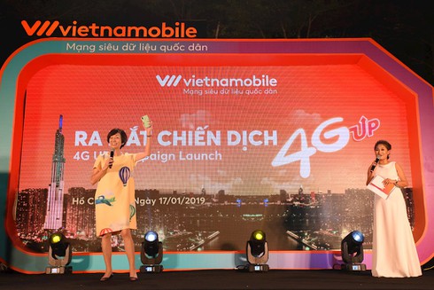“Người đàn bà thép” của Vietnamobile ngồi xe mui trần quảng bá 4G trên đường phố miền Nam - ảnh 7