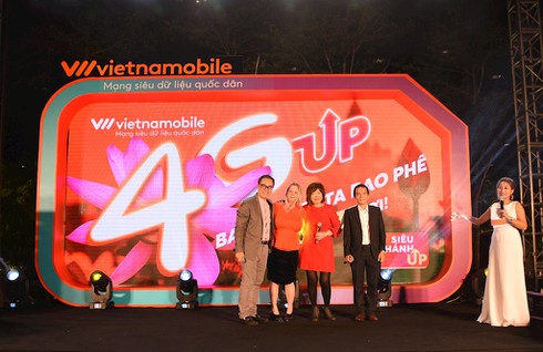 “Người đàn bà thép” của Vietnamobile ngồi xe mui trần quảng bá 4G trên đường phố miền Nam - ảnh 6